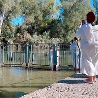 Samuel dan keluarganya juga mengunjungi Yardenit, tempat pembaptisan di sungai Yordan. Seperti yang terlihat di dalam foto, Samuel berkunjung saat ada jemaat yang sedang dibaptis. Foto: Instagram/@samuel_zylgwyn
