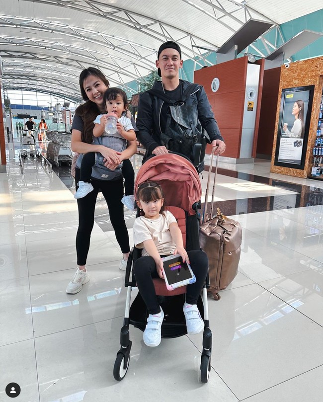 Beberapa waktu lalu Samuel Zylgwyn dan istrinya, Franda tampak berlibur ke Israel. Tak hanya berdua, Samuel dan Franda juga mengajak serta kedua putri mereka. Momen tersebut menjadi yang pertama kalinya untuk Samuel dan Franda mengajak kedua anak mereka ke luar negeri. Foto: Instagram/@samuel_zylgwyn