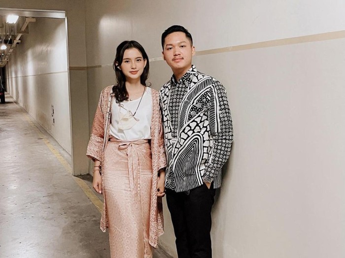 Sarah mengunggah momen saat pertama kali menemani Azriel menghadiri sebuah undangan. Mereka terlihat sangat serasi mengenakan kostum batik. Sarah terlihat anggun mengenakan outer dan kain batik merah muda  dan Azriel terlihat rapi dengan kemeja bermotif batik. Foto ini diunggah Sarah pada 13 Desember 2021.