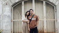 Sarah Menzel dan Azriel Hermansyah berpose di depan bangunan di Kota Lama Semarang. Tampak Sarah bersandar di lengan Azriel sembari menggandeng tangan kekasihnya itu. (Foto: Instagram azriel_hermansyah)