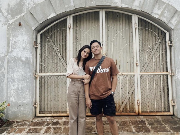 Sarah Menzel dan Azriel Hermansyah berpose di depan bangunan di Kota Lama Semarang. Tampak Sarah bersandar di lengan Azriel sembari menggandeng tangan kekasihnya itu.