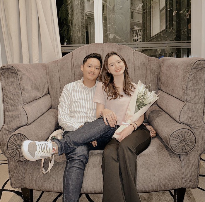 Sarah Menzel dan Azriel Hermansyah berpose saat Hari Valentine. Sarah yang memegang buket bunga terlihat tersenyum duduk di sebelah Azriel. (Foto: Instagram ssarah_menzel)