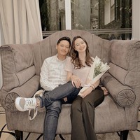 Anak Anang Hermansyah dari pernikahannya dengan Krisdayanti, Azriel Hermansyah kini menjalin hubungan asmara dengan Sarah Menzel. Layaknya gaya pacaran ala generasi gen Z kebanyakan, keduanya pun kerap berbagi momen manis di Instagram. Foto: Instagram ssarah_menzel