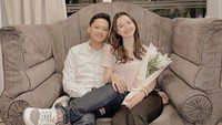 Sarah Menzel dan Azriel Hermansyah berpose saat Hari Valentine. Sarah yang memegang buket bunga terlihat tersenyum duduk di sebelah Azriel. (Foto: Instagram ssarah_menzel) 