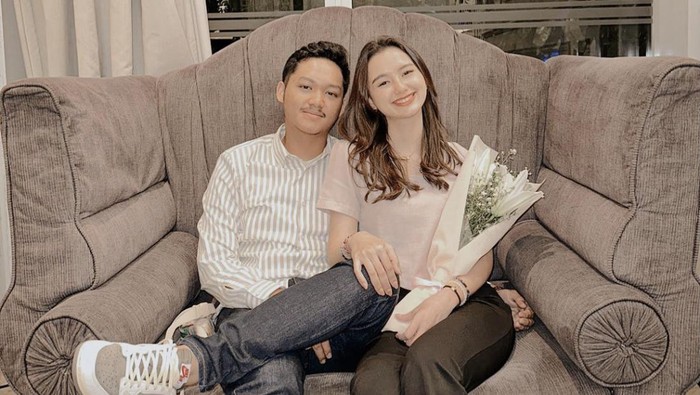 Sarah Menzel dan Azriel Hermansyah berpose saat Hari Valentine. Sarah yang memegang buket bunga terlihat tersenyum duduk di sebelah Azriel. (Foto: Instagram ssarah_menzel)