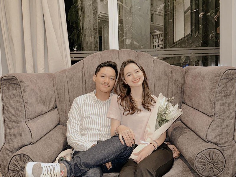 Sarah Menzel dan Azriel Hermansyah berpose saat Hari Valentine. Sarah yang memegang buket bunga terlihat tersenyum duduk di sebelah Azriel. (Foto: Instagram ssarah_menzel)
