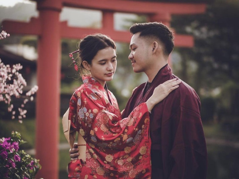 Sarah Menzel dan Azriel Hermansyah mengenakan kimono khas Jepang. Foto tersebut diunggah Sarah melalui akun Instagramnya 8 September 2021.