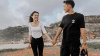 Sarah Menzel dan Azriel Hermansyah merayakan hari jadian mereka di sebuah landasan helikopter di Bali pada 2021 silam. Mereka saling tatap dan berpegangan tangan dengan latar belakang pasir berisi taburan bunga bertuliskan “Happy Anniversary Sayang”. (Foto: Instagram azriel_hermansyah)