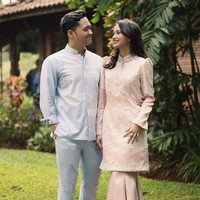Azriel dan Sarah resmi berpacaran pada November 2020. Hubungan mereka yang telah berlangsung selama tiga tahun ini berawal dari kedua orangtua yang merupakan teman baik. Foto: Instagram ssarah_menzel
