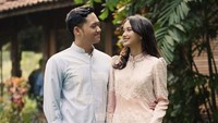 Sarah Menzel dan Azriel Hermansyahsaat menghadiri acara gender reveal anak kedua Atta dan Aurel. Mereka terlihat saling bertatapan mesra. Sarah mengunggah foto kemesraannya dengan Azriel itu melalui akun Instagramnya pada 11 Juni 2023. (Foto: Instagram ssarah_menzel)