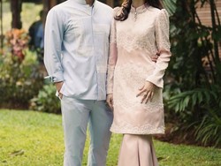 Sarah Menzel dan Azriel Hermansyahsaat menghadiri acara gender reveal anak kedua Atta dan Aurel. Mereka terlihat saling bertatapan mesra. Sarah mengunggah foto kemesraannya dengan Azriel itu melalui akun Instagramnya pada 11 Juni 2023. (Foto: Instagram ssarah_menzel)