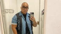 Belakangan sosok Saykoji memang jadi sorotan publik karena usaha diet yang ia lakukan. Terbaru, pemilik nama Ignatius Rosoinaya Penyami ini menunjukkan momen akhirnya bisa membeli celana di Uniqlo karena sebelumnya ukuran XL pun tidak muat. Foto: Instagram saykoji