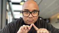 Meski begitu, Saykoji masih sering menunjukkan momen kulinernya yang bikin ngiler. Salah satunya ketika ia makan nasi bunga telang yang dilengkapi urap sayur dan lauk ayam goreng. Foto: Instagram saykoji