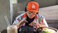 Beats before breakfast, tulisnya di keterangan foto. Sebelum manggung, pelantun SoWhatGituLoh menikmati sarapan sehat di Blossom Canggu. Ada poached egg hingga salad edamame. Foto: Instagram saykoji