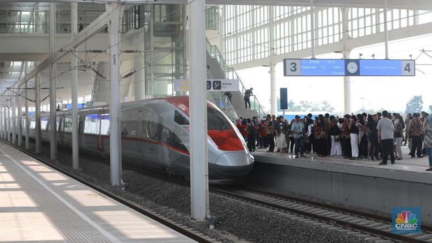 Sejumlah penumpang menunjukkan stiker penanda uji coba kereta cepat Jakarta Bandung di Halim - Tegalluar, Jumat, (15/9). (CNBC Indonesia/Muhammad Sabki)