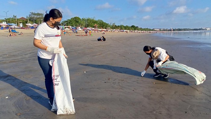 Sejumlah siswa mengikuti kegiatan bersih-bersih sampah plastik dan organik di Pantai Kuta, Badung, Bali, Jumat sore (15/9/2023). (Agus Eka/detikBali)
