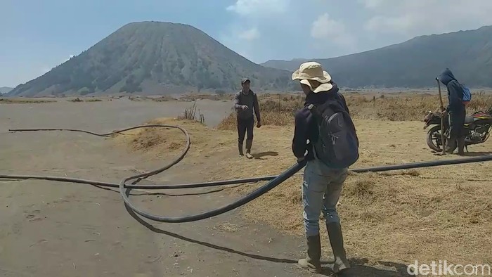 Sejumlah warga di Kecamatan Tosari, Pasuruan bergotong royong memperbaiki pipa saluran air dengan dana swadaya.
