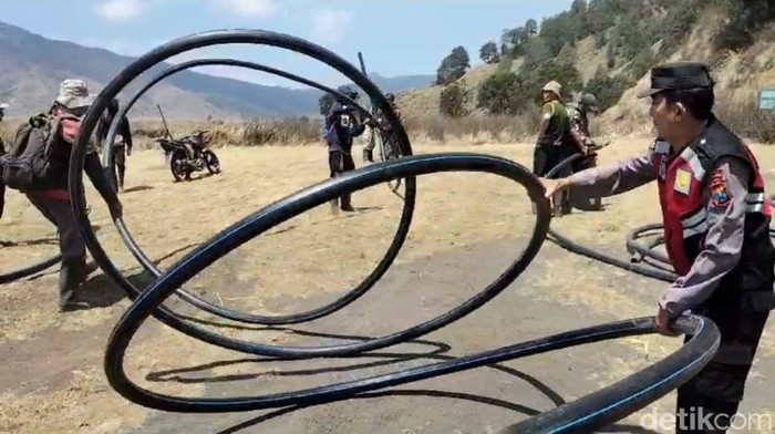 Sejumlah warga di Kecamatan Tosari, Pasuruan bergotong royong memperbaiki pipa saluran air dengan dana swadaya.
