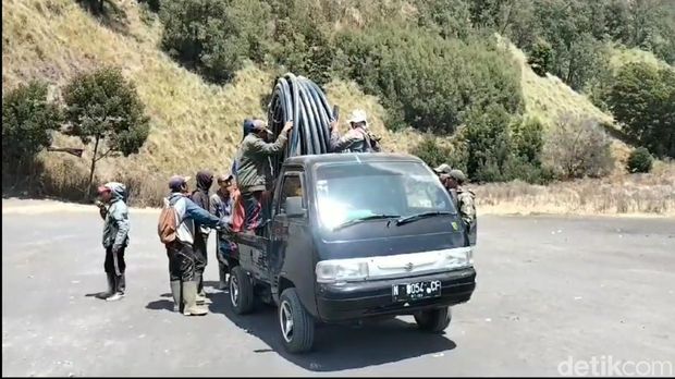 Sejumlah warga di Kecamatan Tosari, Pasuruan bergotong royong memperbaiki pipa saluran air dengan dana swadaya.