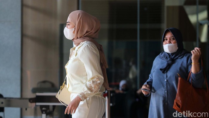 Selebgram Riris Riska Diana kembali diperiksa KPK. Ia diperiksa sebagai saksi dalam kasus dugaan suap pengurusan perkara di Mahkamah Agung (MA).