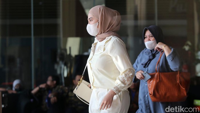 Selebgram Riris Riska Kembali Diperiksa KPK Selebgram Riris Riska Diana kembali diperiksa KPK. Ia diperiksa sebagai saksi dalam kasus dugaan suap pengurusan perkara di Mahkamah Agung (MA).
