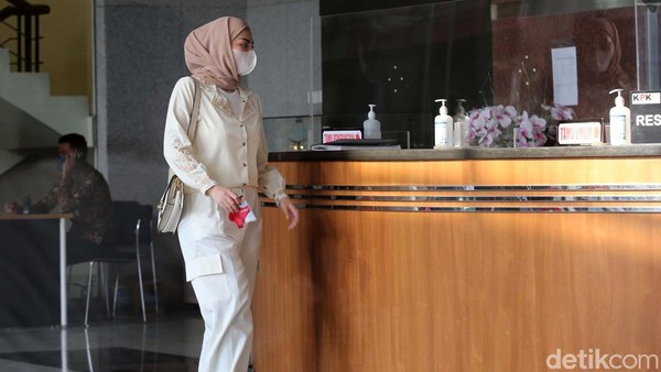 Momen Selebgram Riris Riska Kembali Diperiksa KPK
