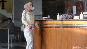 Momen Selebgram Riris Riska Kembali Diperiksa KPK
