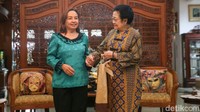 Perbincangan keduanya dengan peserta pertemuan itu lalu dilaksanakan secara tertutup. Namun suasana riang dan santai sangat terasa sepanjang perjumpaan dua perempuan yang pernah masuk ke daftar orang berpengaruh di dunia itu.