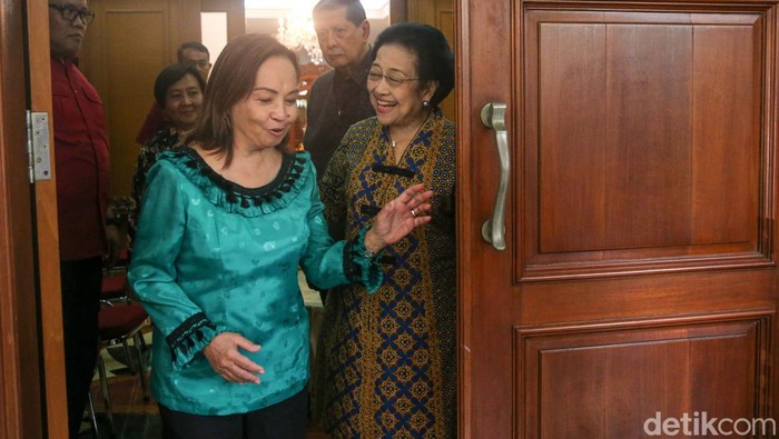 Megawati Soekarnoputri menerima kunjungan mantan Presiden Filipina Gloria Macapagal Arroyo. Megawati mengaku dirinya berteman baik dengan Gloria.