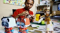Cukup gunting, lem dan alat tekuk untuk membuat papercraft menjadi hasil yang maskimal. Untuk produksi terkini, bahkan gunting dan lem sudah tak dibutuhkan karena semua sudah tersaji lengkap dan mudah.