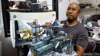 Tak hanya berkesenian, papercraft ini juga menjadi bahan edukasi untuk mengasah saraf motorik, memperkuat fokus dan daya ingat hingga penyaluran stres akibat beban kerja. Tak hanya disukai anak-anak, orang dewasa hingga lansia pun doyan. Dan yang terpenting adalah bisa jadi cuan untuk orang-orang kreatif seperti Rizky dan kawan yang berkutat di bidang seni melipat kertas ini.