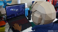 Inilah Builder pada rumah produksi papercraft ‘Ichinogami’ yang berada di Kemanggisan, Jakarta Barat. Setiap desain akan dites menjadi lipatan utuh papercraft sebelum diproduksi massal.