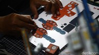 Beginilah salah satu cara mendesain bentuk papercraft yang diimajinasikan sebelum di produksi massal. Semua harus di desain dan diukur dengan presisi agar hasilnya memuaskan.