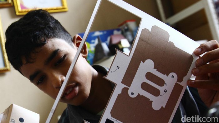 Salah satu kesenian yang jarang diketahui orang adalah seni melipat kertas untuk menjadi barang 3 dimensi. Seperti inilah bentuknya, jadi merchandise atau pajangan semata.

Kesenian ini bisa menjadi bahan edukasi, mengasah saraf motorik, memperkuat fokus dan daya ingat hingga penyaluran stres akibat beban kerja.