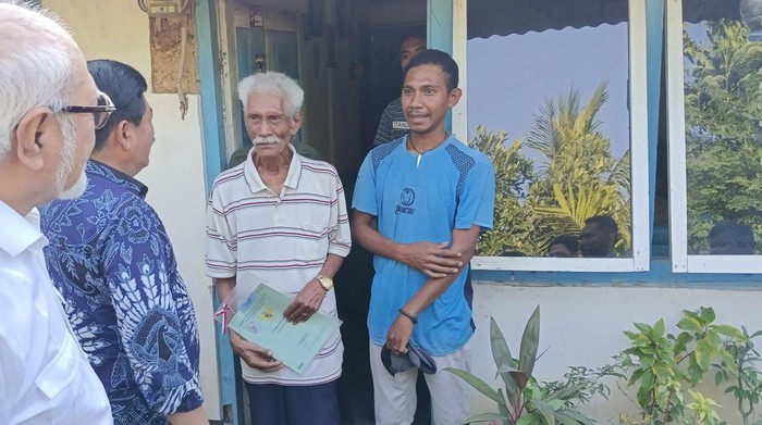 Salah seorang warga yang mendapatkan sertifikat tanah di Kupang, Jumat (15/9/2023).
