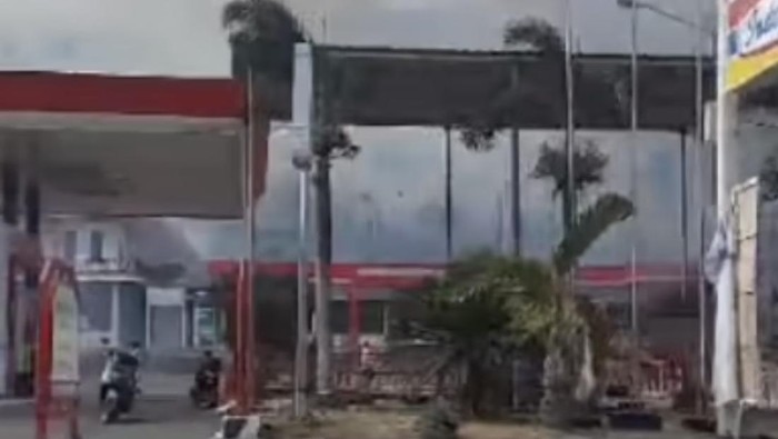 Kebakaran lahan terjadi di belakang SPBU Lainunga Kabupaten Sidrap, Sulawesi Selatan (Sulsel).