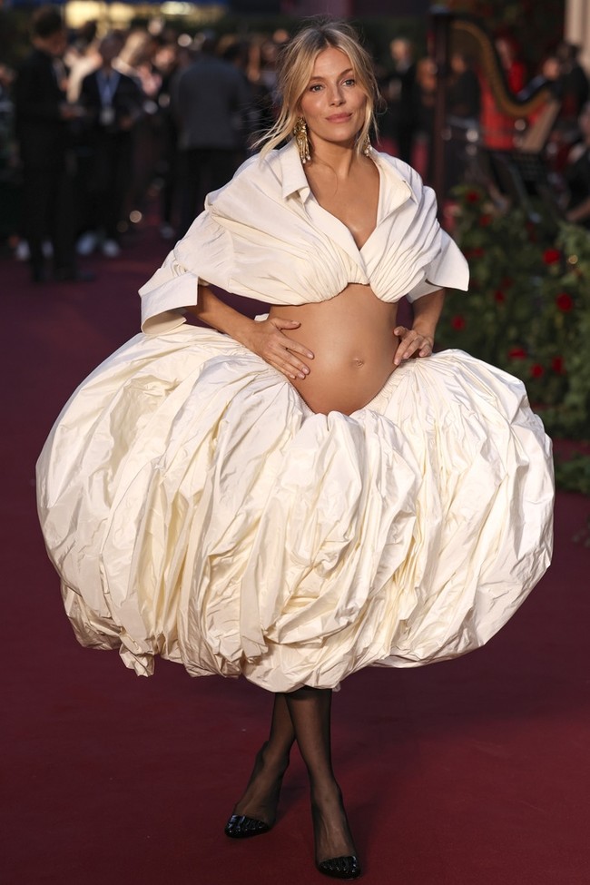 Sienna Miller jadi salah satu selebriti yang hadir di acara Vogue World Teater Royal Drury Lane, London, Inggris. Penampilannya mencuri perhatian karena memamerkan perut hamilnya. Foto: Vianney Le Caer/Invision/AP