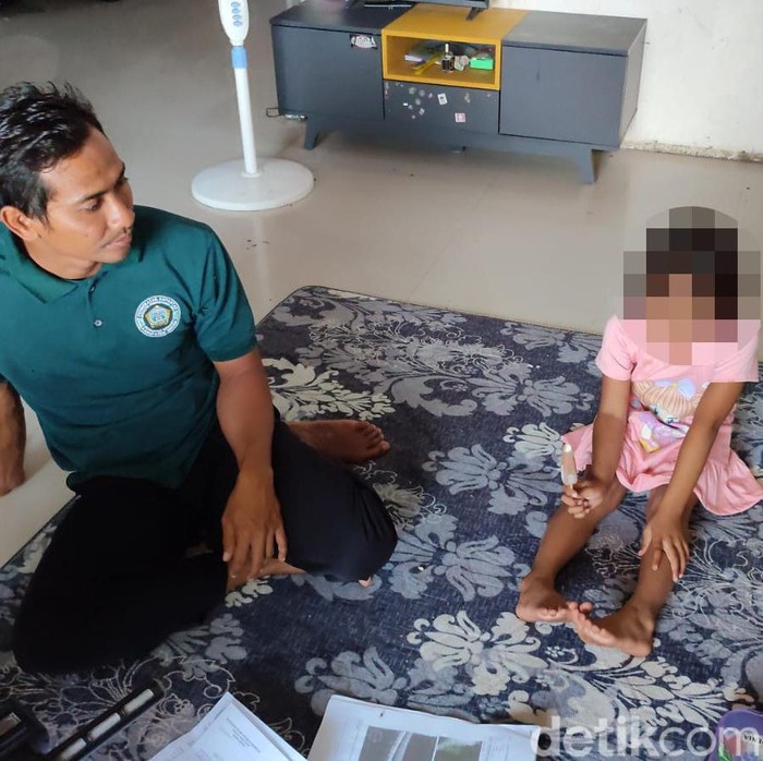 Siswi SD di Gresik yang matanya dicolok dengan tusuk bakso oleh temannya hingga buta sebelah.