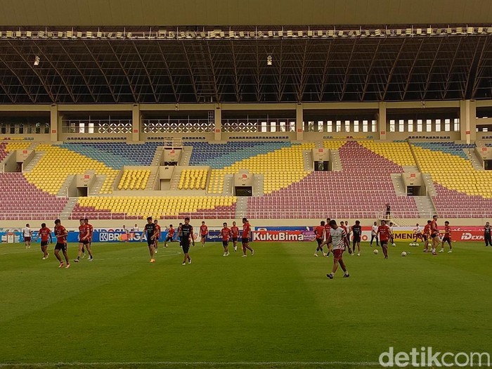Skuad Persis Solo saat menjalani latihan di Stadion Manahan jelang melawan PSIS Semarang, Jumat (15/9/2023).