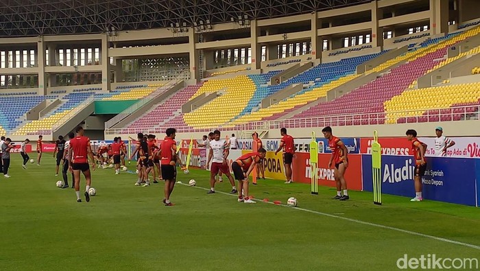 Skuad Persis Solo saat menjalani latihan di Stadion Manahan jelang melawan PSIS Semarang, Jumat (15/9/2023).