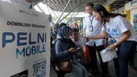 Vice President PT Pelni (Persero) Presda Simangasing memperkenalkan Pelni Mobile, aplikasi pembelian tiket kepada penumpang kapal Pelni di Terminal Penumpang, Pelabuhan Tanjung Priuk, Jakarta, Jumat (15/9). 