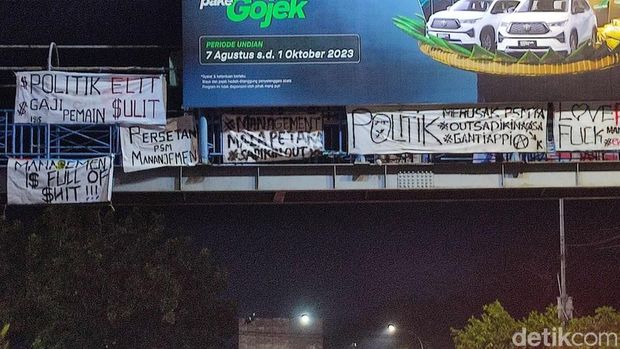 Spanduk sindir PSM Makassar tunggak gaji beredar di jembatan depan M'tos Makassar.