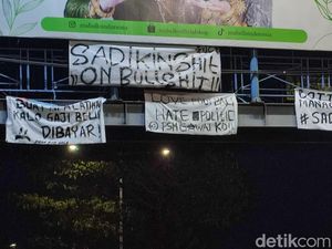 Spanduk Sindir Bos PSM soal Tunggakan Gaji Beredar di Jalan Makassar