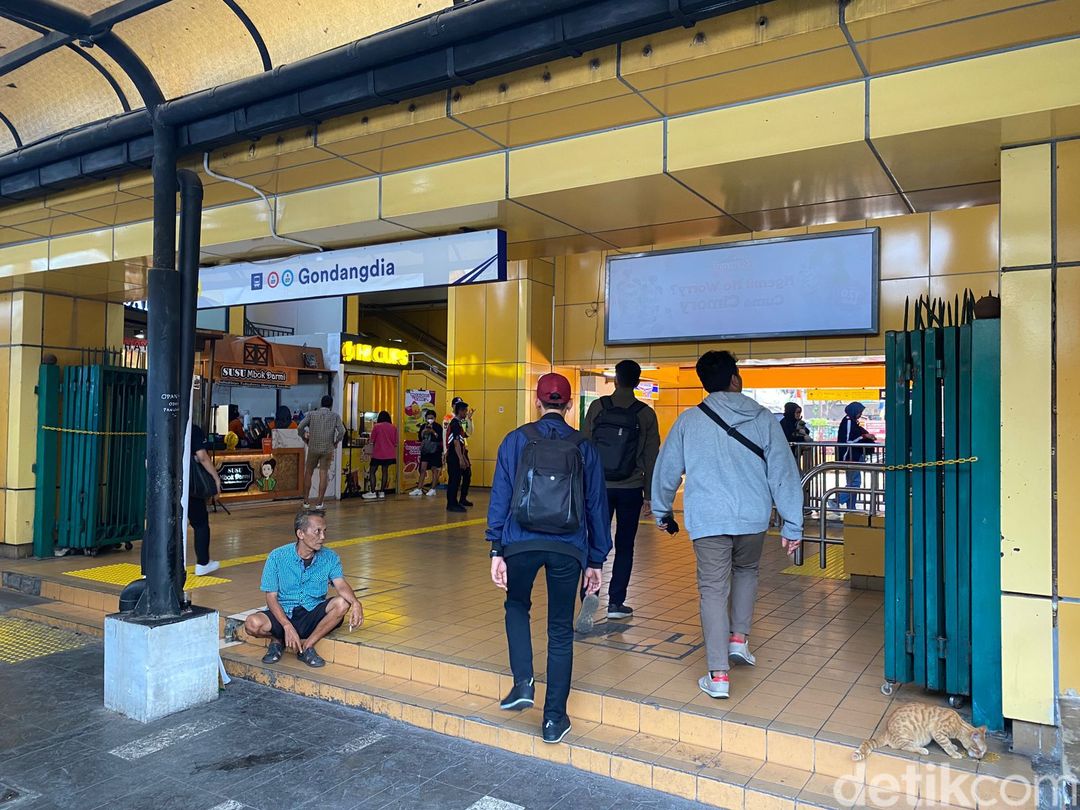 Stasiun Gondangdia Surga Jajanan Murah, Ada Indomie Nyemek hingga Dimsum Hits