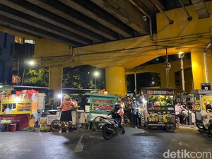 Stasiun Gondangdia Surga Jajanan Murah, Ada Indomie Nyemek hingga Dimsum Hits