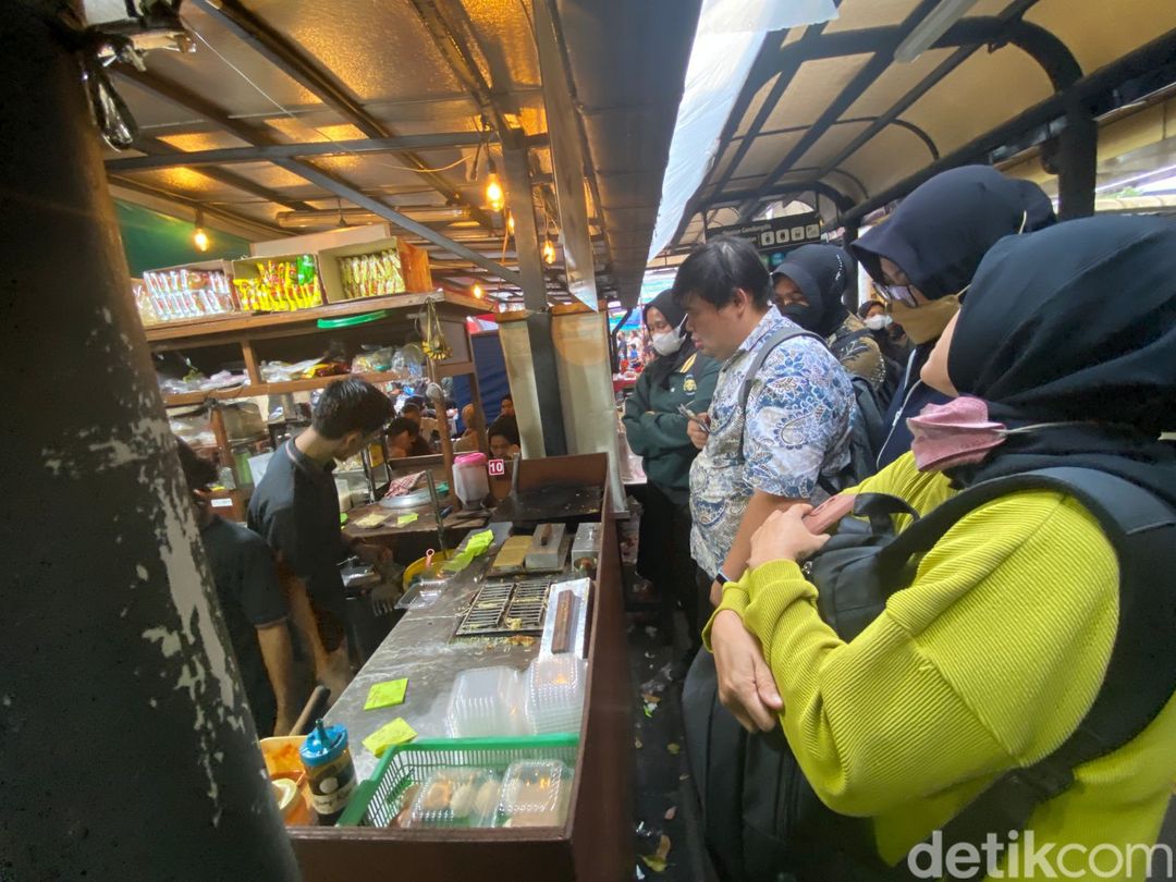 Stasiun Gondangdia Surga Jajanan Murah, Ada Indomie Nyemek hingga Dimsum Hits