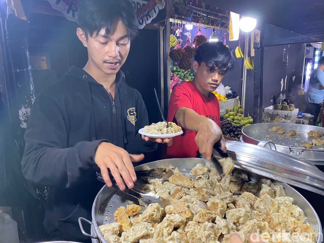 Stasiun Gondangdia Surga Jajanan Murah, Ada Indomie Nyemek hingga Dimsum Hits