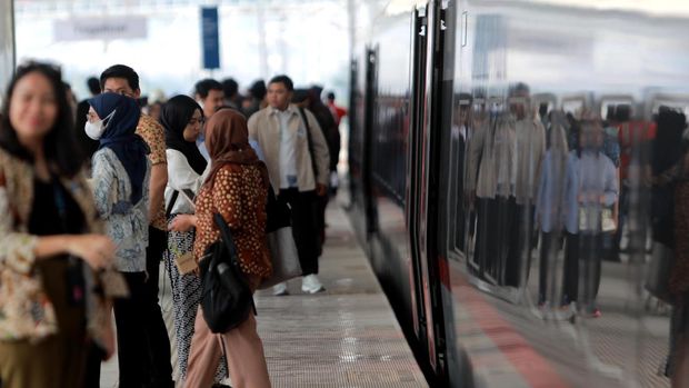 Suasana penumpang KCJB yang berada dalam kereta dalam kecepatan speed di atas 300km/h, Jakarta, Jumat, (15/9). (CNBC Indonesia/Muhammad Sabki)