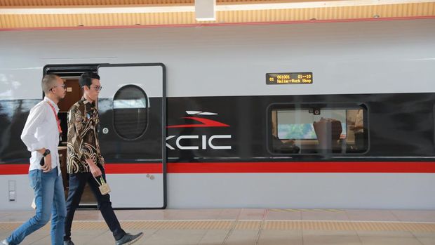 Suasana penumpang KCJB yang berada dalam kereta dalam kecepatan speed di atas 300km/h, Jakarta, Jumat, (15/9). (վ/Muhammad Sabki)