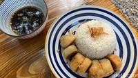 Gohyong (Rp 35.000) yang biasa dijadikan camilan disajikan bersama seporsi nasi hangat di Taman Kelingan. Seporsinya berupa gohyong yang panjang dipotong menjadi 7 bagian beserta kuahnya yang manis gurih dan agak pedas karena menggunakan irisan rawit. Foto: detikFood/Yenny Mustika Sari
